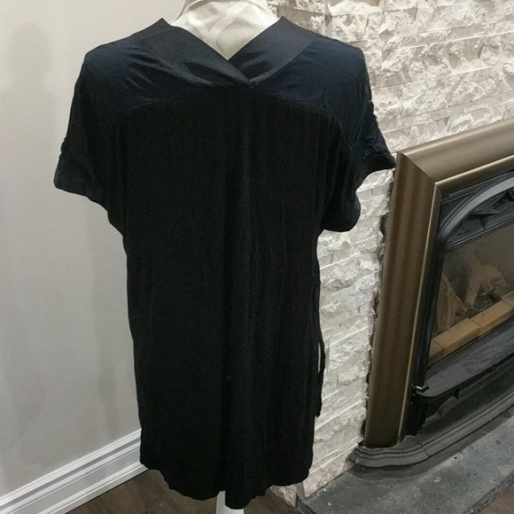 Banana Republic navy & blk vneck shirt - Picture 3 of 6